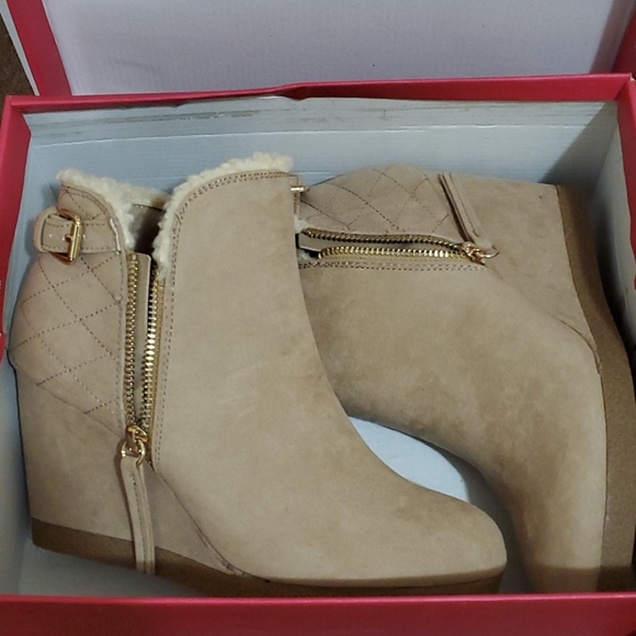 Shoes - Picture 5 of 10